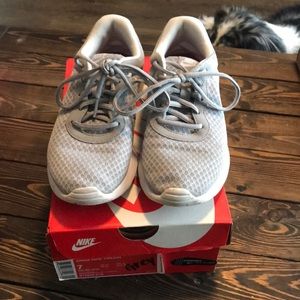 Nike Tanjun Size 7 - Wolf Grey